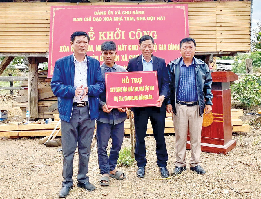 Bí thư Huyện ủy Ia Pa Nguyễn Minh Trưởng (thứ 2 từ phải sang) trao bảng tượng trưng hỗ trợ hộ nghèo xã Chư Răng xây dựng nhà ở. Ảnh: N.K 2-vc1.jpg