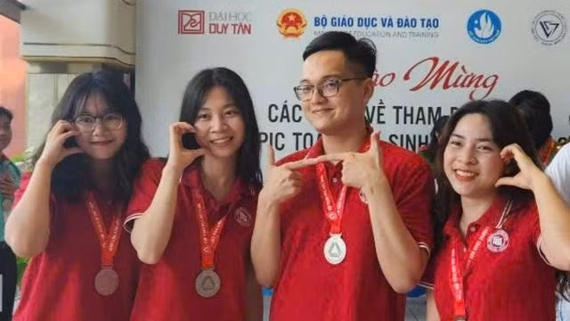 Lê Thị Thanh Nhàn (thứ 2, từ trái sang) cùng các bạn đội tuyển Olympic toán của Trường đại học Ngoại thương kỳ thi năm 2024. ẢNH: NVCC