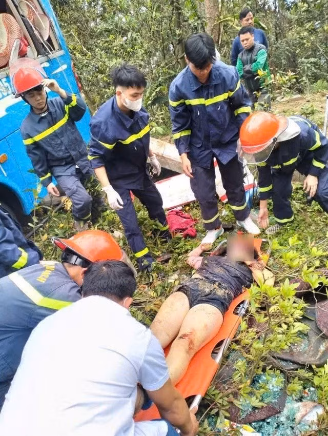 Cơ quan chức năng đưa các nạn nhân ra khỏi chiếc xe gặp nạn. ẢNH: CACC