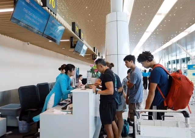 Những hành khách đầu tiên trải nghiệm dịch vụ tại nhà ga T3 sau khánh thành