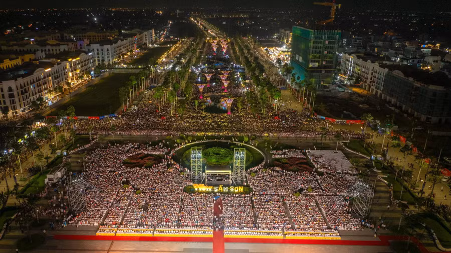 Hàng vạn người dân, du khách tham dự lễ khai mạc mùa du lịch biển Sầm Sơn 2025. ẢNH: MINH HẢI