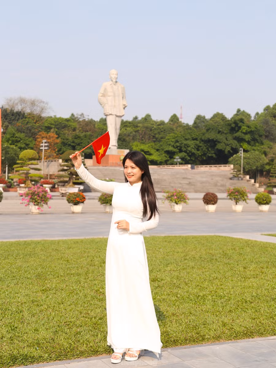 Hướng về ngày lễ trọng đại, thiêng liêng của đất nước, các bạn trẻ đã đến Quảng trường Hồ Chí Minh để lưu giữ lại những khoảnh khắc đáng nhớ.