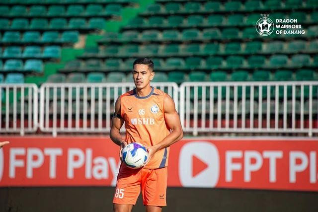 Trung vệ nhập tịch Đỗ Phi Long có chiều cao 1,95 m, là sự bổ sung đáng giá cho hàng thủ đội tuyển Việt Nam nếu được ông Kim Sang-sik triệu tập