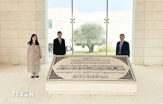 Đại sứ Nguyễn Nam Dương thăm Bảo tàng Cố Chủ tịch Yasser Arafat, nhà lãnh đạo kiệt xuất của nhân dân Palestine. (Ảnh: TTXVN phát)