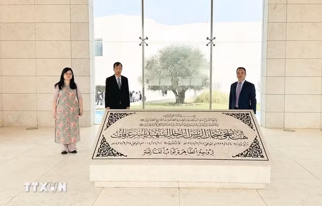 Đại sứ Nguyễn Nam Dương thăm Bảo tàng Cố Chủ tịch Yasser Arafat, nhà lãnh đạo kiệt xuất của nhân dân Palestine. (Ảnh: TTXVN phát)