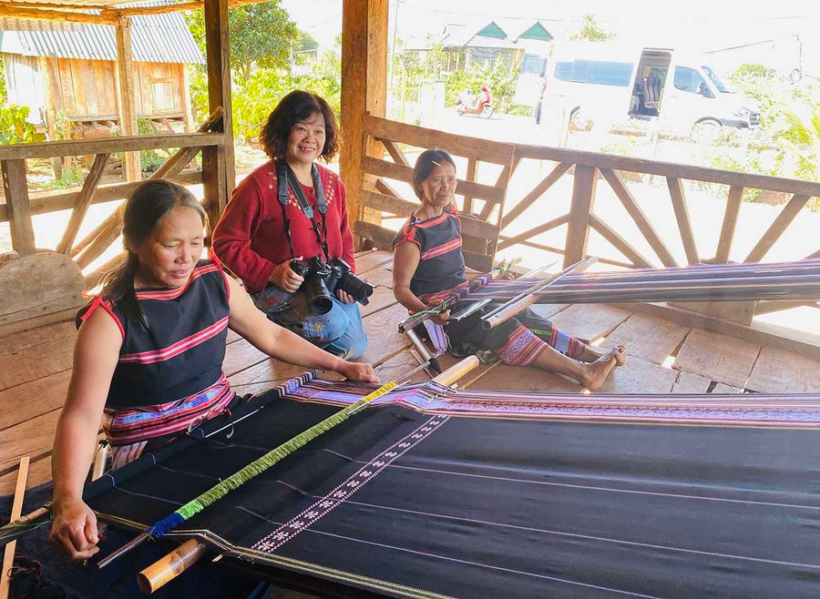 Ban Quản lý làng du lịch cộng đồng xã Ia Ly xây dựng các tour du lịch trải nghiệm, kết nối du khách gặp gỡ nghệ nhân, tìm hiểu quy trình dệt thổ cẩm. Ảnh: ĐVCC