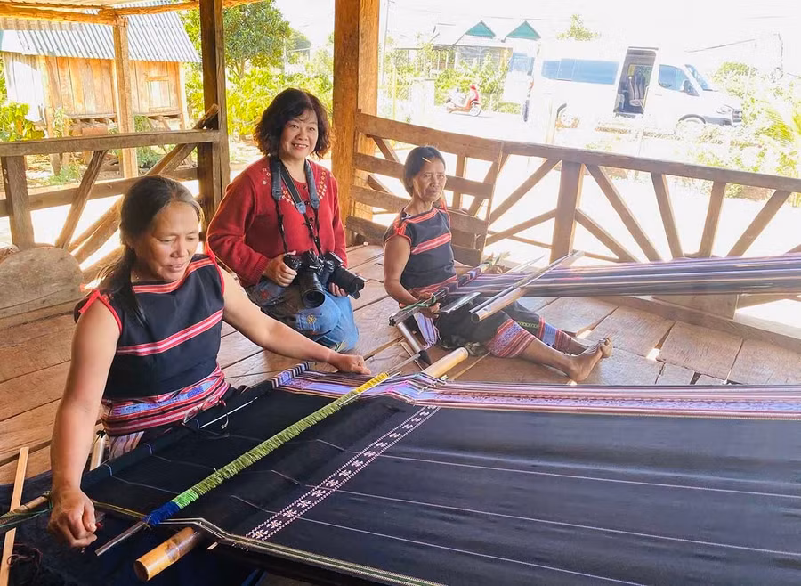 Ban Quản lý làng du lịch cộng đồng xã Ia Ly xây dựng các tour du lịch trải nghiệm, kết nối du khách gặp gỡ nghệ nhân, tìm hiểu quy trình dệt thổ cẩm. Ảnh: ĐVCC