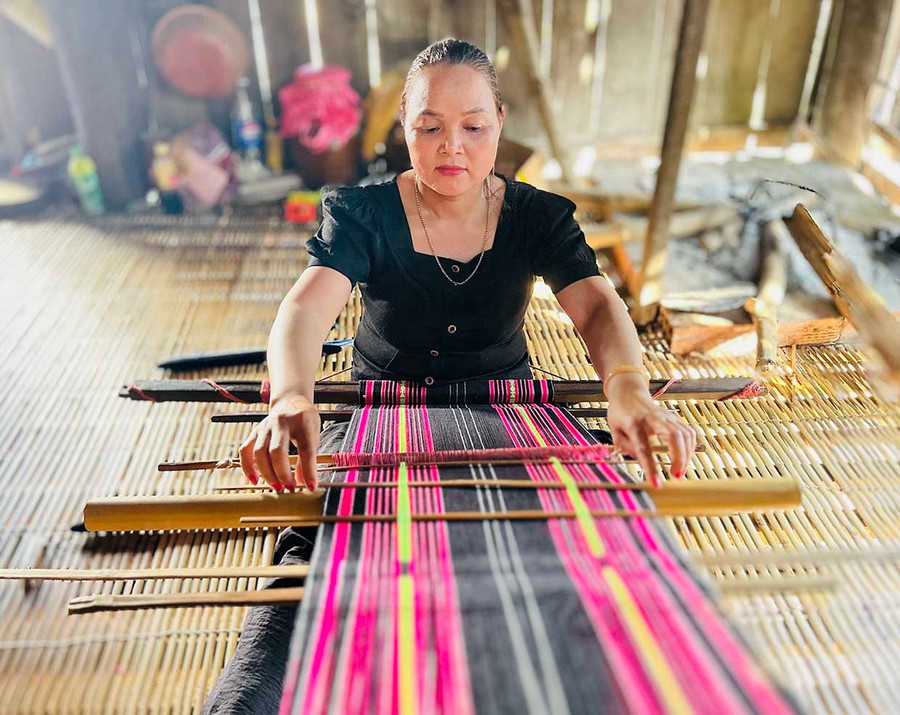 Chị Đinh Thị Kem (làng Hà Văn Trên, xã Vân Canh) luôn có ý thức gìn giữ nghề dệt thổ cẩm truyền thống Bana. Ảnh: D.Đ