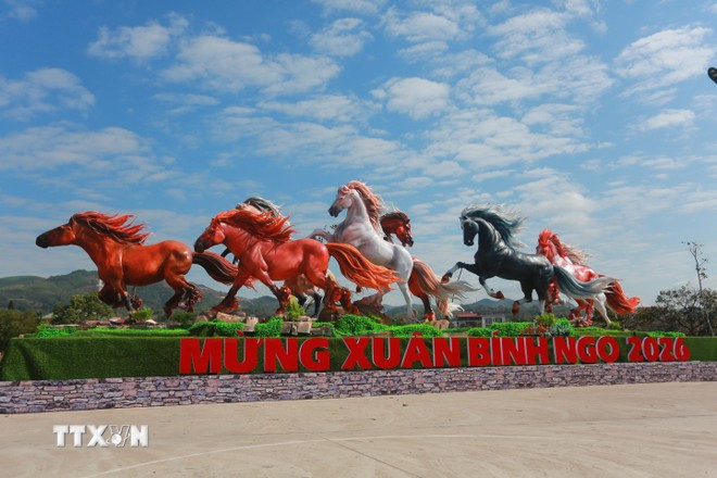 Các “linh vật” ngựa. (Ảnh: Thanh Thủy/TTXVN)