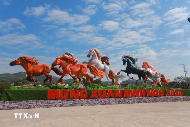 Các “linh vật” ngựa. (Ảnh: Thanh Thủy/TTXVN)