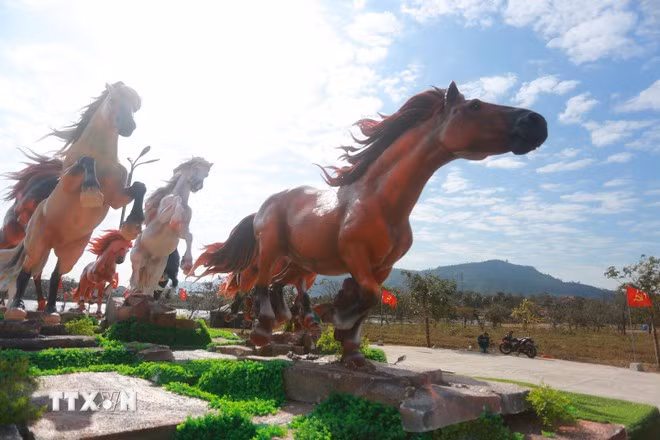 8 "linh vật" ngựa được tạo hình theo bức phong thủy nổi tiếng “mã đáo thành công”. (Ảnh: Thanh Thủy/TTXVN)