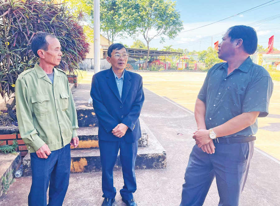Ông Lưu Văn Trạng (đứng giữa) thường xuyên gặp gỡ, trò chuyện với đảng viên, người dân trong thôn. Ảnh: P.D