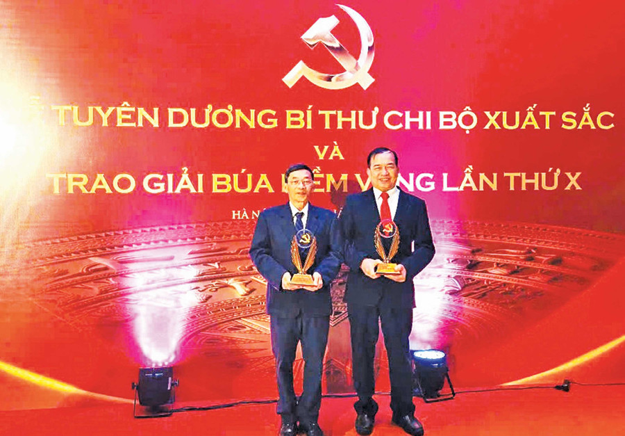 Ông Lưu Văn Trạng (bên trái) vinh dự là 1 trong 96 Bí thư chi bộ xuất sắc toàn quốc. Ảnh: NVCC