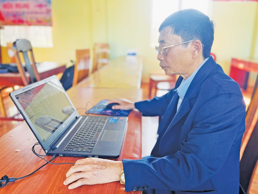 Ông Lưu Văn Trạng chủ động cập nhật, ứng dụng công nghệ, nhằm phục vụ hiệu quả công tác của chi bộ và của thôn. Ảnh: P.D