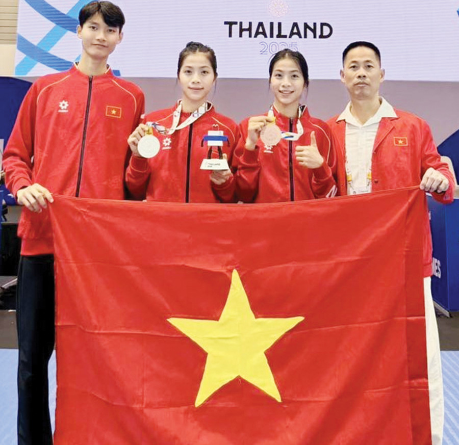 Chị em song sinh Nguyễn Thị Mai (thứ 2 từ phải sang) và Nguyễn Thị Loan cùng nhau viết nên khoảnh khắc đáng nhớ tại SEA Games 33, khi lần đầu sánh bước ở đấu trường khu vực và đều giành huy chương, mang về niềm tự hào cho thể thao Gia Lai. Ảnh: NVCC