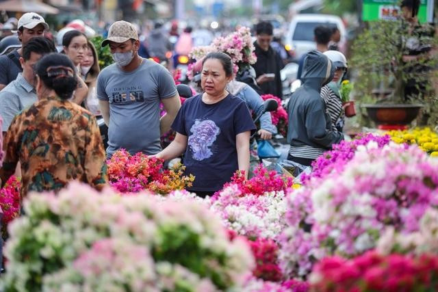 Nhiều người Việt còn giữ những điều kiêng kỵ đầu năm theo phong tục xưa vì tin rằng "có kiêng có lành". ẢNH: NHẬT THỊNH