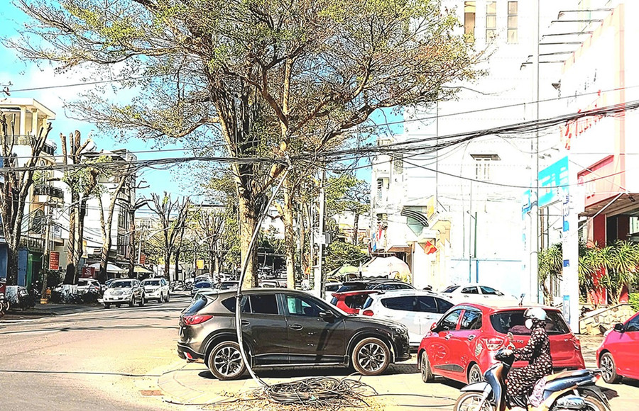 Một cuộn dây cáp viễn thông chưa được thu dọn tại đường Hoàng Văn Thụ (ảnh chụp ngày 8.2). Ảnh: Q.Linh