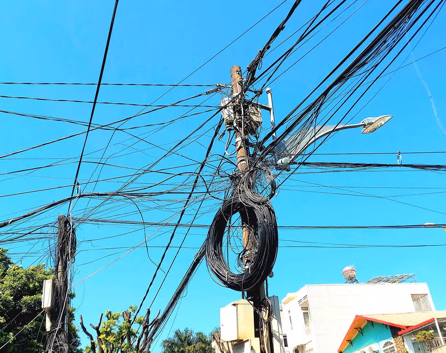 Dây cáp viễn thông chằng chịt trên 1 trụ điện tại đường Lê Hồng Phong. Ảnh: Q.Linh
