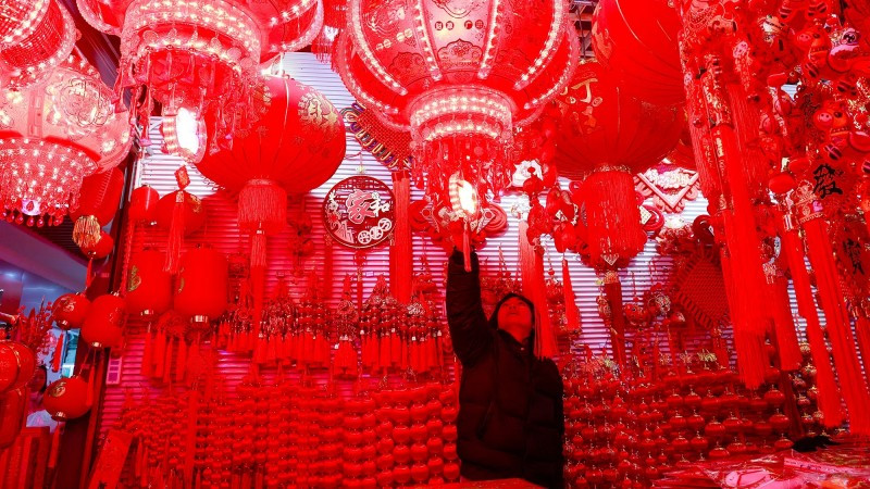 Đối với cộng đồng người gốc Á, Tết Nguyên đán là dịp lễ quan trọng, thời điểm để sum họp, đoàn tụ gia đình, thăm viếng họ hàng, dâng hương tưởng nhớ tổ tiên và gửi đến nhau lời chúc phúc đầu năm. Theo âm lịch, năm 2026 là năm con ngựa (Bính Ngọ).