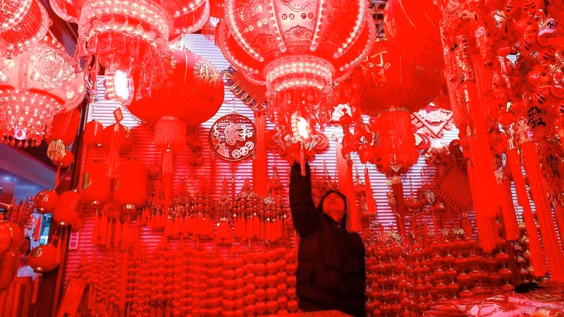 Đối với cộng đồng người gốc Á, Tết Nguyên đán là dịp lễ quan trọng, thời điểm để sum họp, đoàn tụ gia đình, thăm viếng họ hàng, dâng hương tưởng nhớ tổ tiên và gửi đến nhau lời chúc phúc đầu năm. Theo âm lịch, năm 2026 là năm con ngựa (Bính Ngọ).