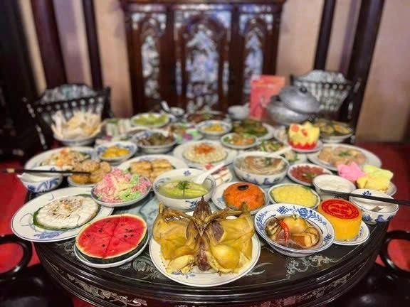 Người Việt thường coi trọng mâm cúng giao thừa. ẢNH: DIỆU MI