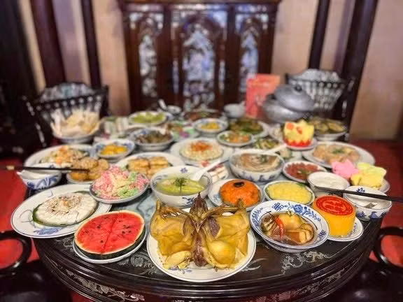 Người Việt thường coi trọng mâm cúng giao thừa. ẢNH: DIỆU MI