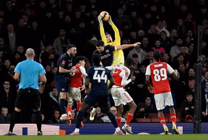 Thủ môn trẻ Tommy Setford được thử lửa cuối trận