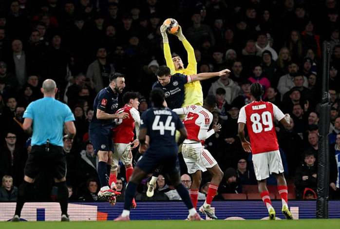 Thủ môn trẻ Tommy Setford được thử lửa cuối trận