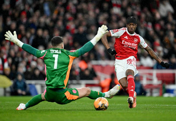 Noni Madueke chiến thắng khi đối đầu thủ môn Sam Tickle