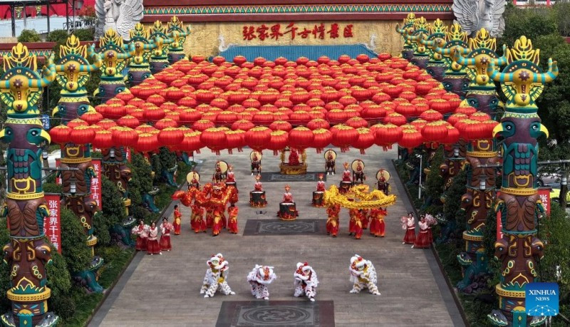 Một màn biểu diễn múa lân đặc sắc tại thành phố Trương Gia Giới, tỉnh Hồ Nam của Trung Quốc.