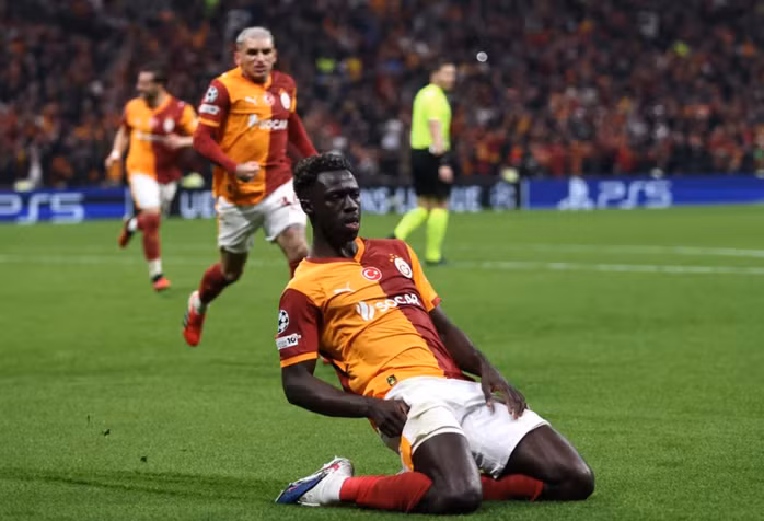 Davinson Sánchez tham gia lập công.