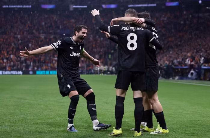 Juventus vượt lên dẫn 2-1 trước giờ nghỉ