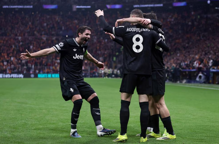 Juventus vượt lên dẫn 2-1 trước giờ nghỉ