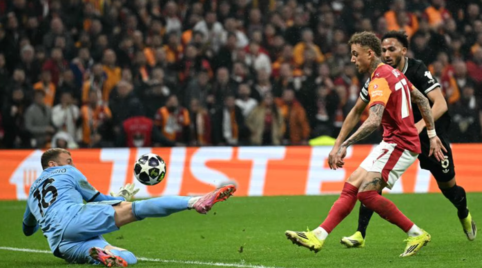 Noa Lang tỏa sáng với bàn thắng thứ nhì.