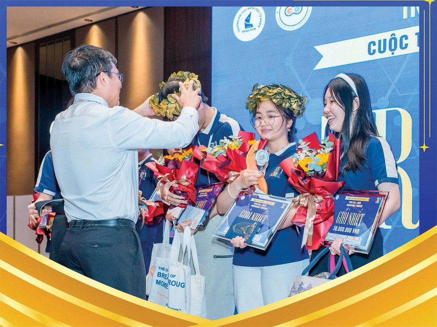 Lý Minh Hằng (ở giữa) cùng nhóm Aurora Prime giành giải nhất tại cuộc thi Sáng tạo tế bào gốc năm 2025. Ảnh: NVCC