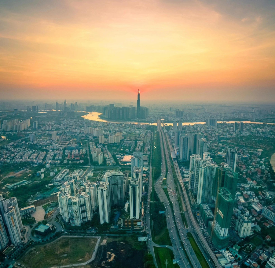 Hoàng hôn rực rỡ trên tòa nhà cao nhất Việt Nam