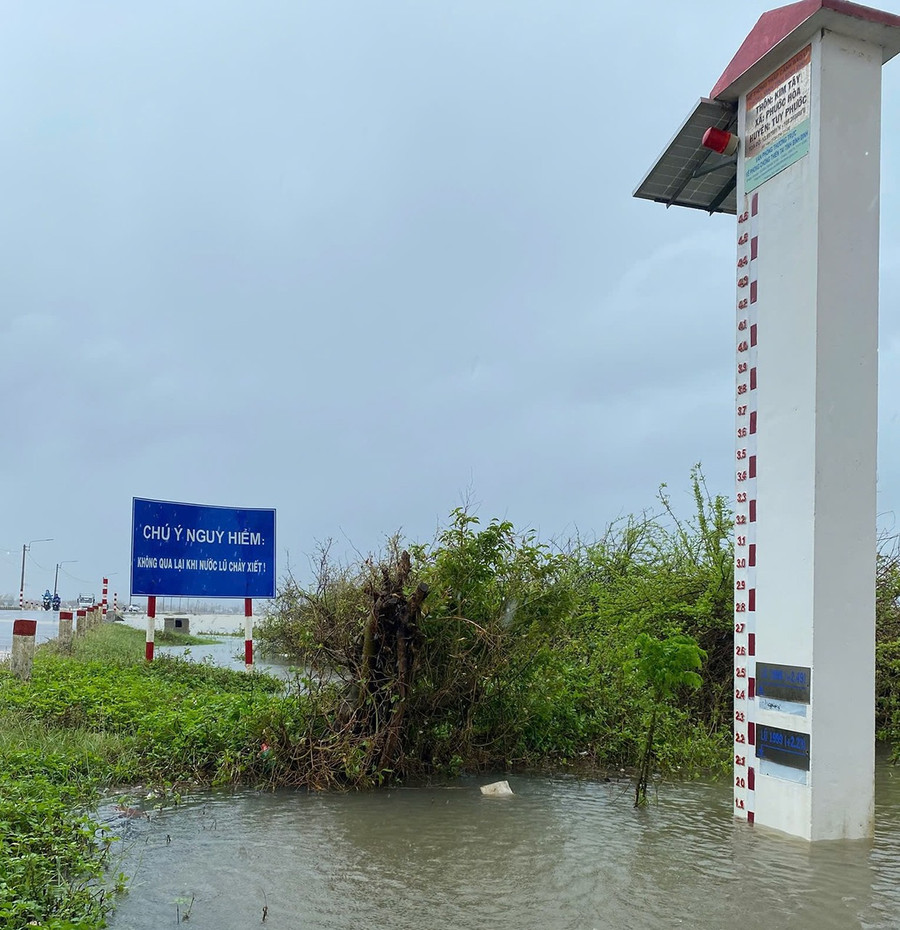 Tháp cảnh báo lũ thông minh ở Phước Hòa (ảnh chụp lúc 10 giờ 24 phút ngày 18-11-2025 trong đợt mưa lũ lịch sử tháng 11-2025). Ảnh: ĐVCC