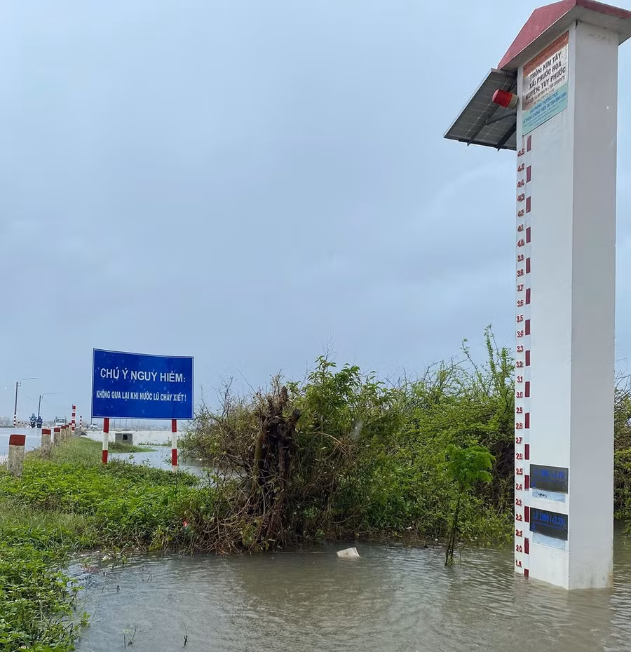 Tháp cảnh báo lũ thông minh ở Phước Hòa (ảnh chụp lúc 10 giờ 24 phút ngày 18-11-2025 trong đợt mưa lũ lịch sử tháng 11-2025). Ảnh: ĐVCC