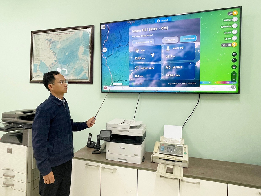 Cán bộ trực ban phòng chống thiên tai Chi cục Thủy lợi theo dõi số liệu các trạm đo khí tượng (gió). Ảnh: T.Lợi