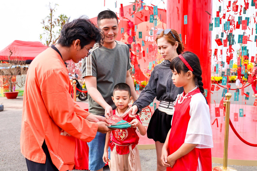 Với sự hội tụ của sản vật 3 miền cùng hàng loạt hoạt động độc lạ xuyên tết, Lễ hội Xuân Cần Giờ mở ra chuỗi 'lễ hội trong lễ hội' tràn đầy sắc xuân và năng lượng bùng nổ cho siêu điểm đến quốc tế mới tại Việt Nam