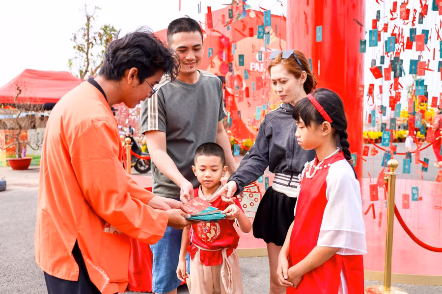 Với sự hội tụ của sản vật 3 miền cùng hàng loạt hoạt động độc lạ xuyên tết, Lễ hội Xuân Cần Giờ mở ra chuỗi 'lễ hội trong lễ hội' tràn đầy sắc xuân và năng lượng bùng nổ cho siêu điểm đến quốc tế mới tại Việt Nam