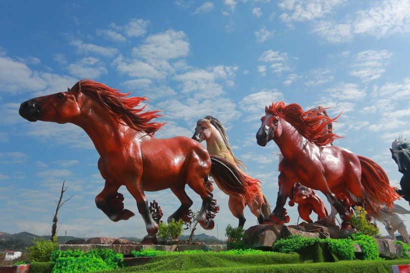 Các “linh vật” ngựa tại Lao Bảo được kỳ vọng sẽ trở thành điểm check-in mới trong dịp Tết Nguyên đán Bính Ngọ 2026. (Ảnh: Thanh Thủy/TTXVN)