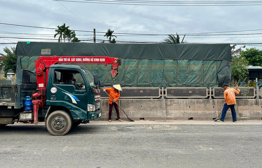 Việc vệ sinh mặt đường đang được các đơn vị quản lý, khai thác trên tuyến Quốc lộ 1 thực hiện khẩn trương để đảm bảo giao thông thuận lợi. Ảnh: K.A