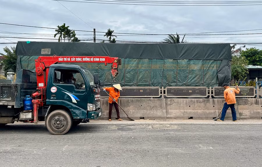 Việc vệ sinh mặt đường đang được các đơn vị quản lý, khai thác trên tuyến Quốc lộ 1 thực hiện khẩn trương để đảm bảo giao thông thuận lợi. Ảnh: K.A