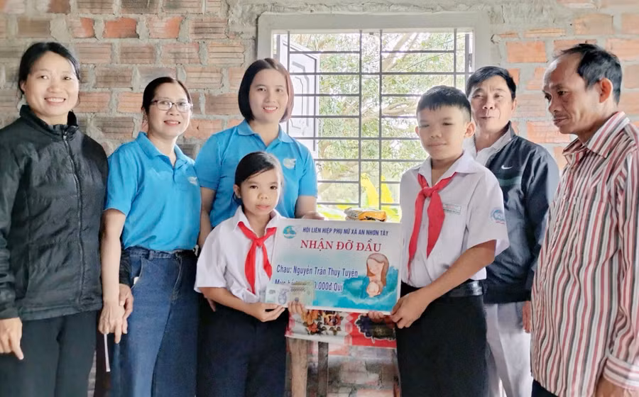 Hội Liên hiệp phụ nữ xã An Nhơn Tây nhận đỡ đầu em Nguyễn Trần Thủy Tuyên (bìa trái). Ảnh: Đ.T