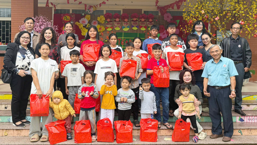 Hội Bảo trợ bệnh nhân nghèo tỉnh tặng quà cho trẻ em tại Làng trẻ em SOS Quy Nhơn. Ảnh: ĐVCC