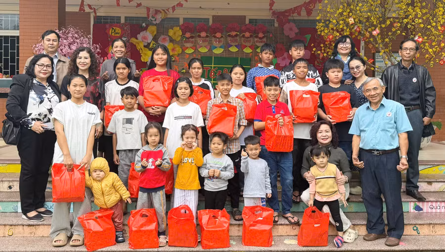 Hội Bảo trợ bệnh nhân nghèo tỉnh tặng quà cho trẻ em tại Làng trẻ em SOS Quy Nhơn. Ảnh: ĐVCC