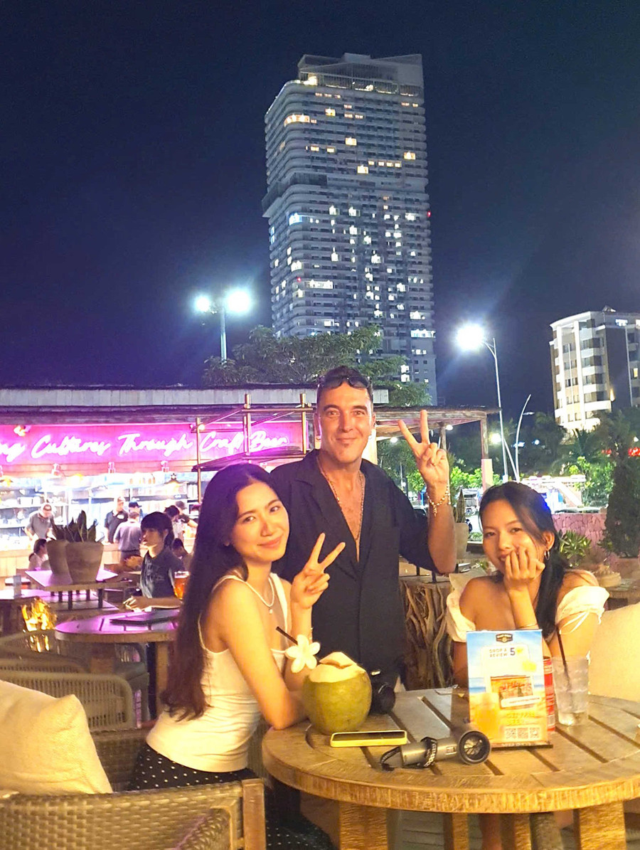 Anh Charles Carlyle, du khách người Mỹ, thích thú khi đến với Quy Nhơn - Gia Lai. Ảnh: Lê Duy