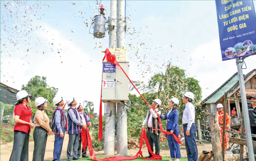 Lễ đóng điện cấp điện cho người dân làng Canh Tiến, tháng 4-2025. Ảnh: N.H