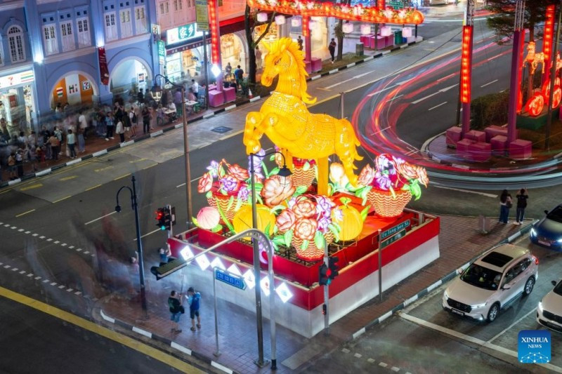 Một chiếc đèn lồng khổng lồ lấy cảm hứng từ linh vật Ngựa trong 12 con giáp được trưng bày tại Singapore. Cùng với đó, hệ thống đèn lồng chào đón Tết Nguyên đán 2026 đã chính thức được thắp sáng tại khu Chinatown, mở màn cho mùa lễ hội lớn nhất trong năm...